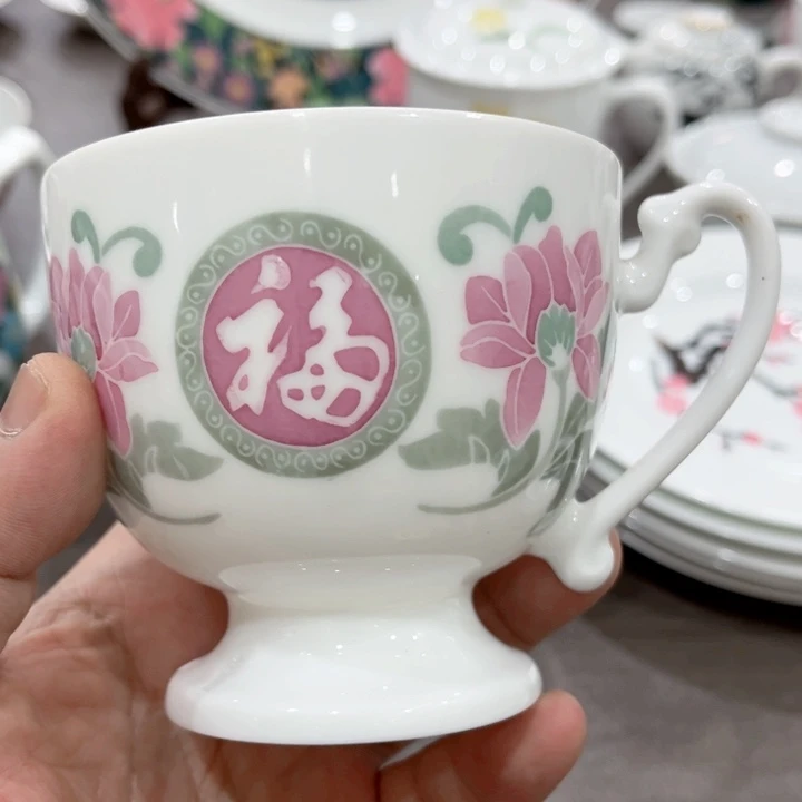 杯釉下五彩的瓷器和瓷器