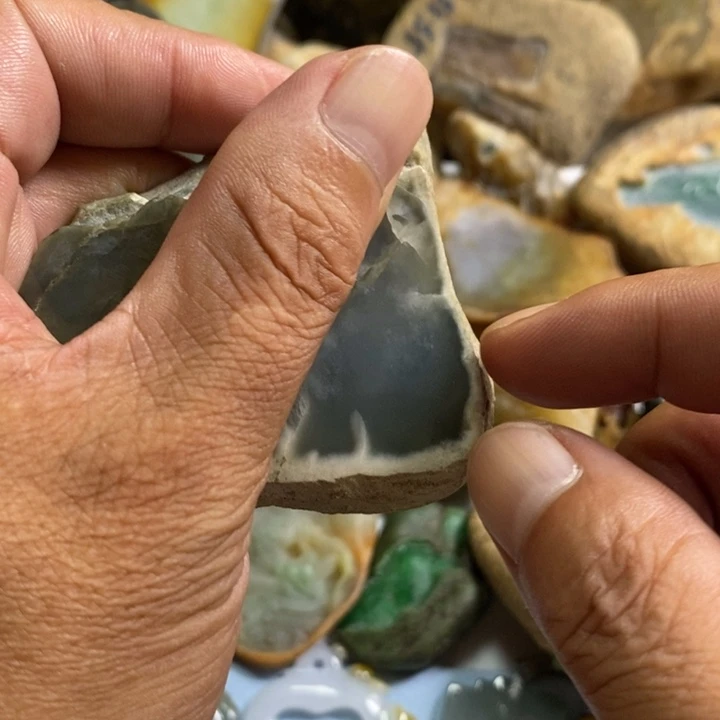 翡翠未镶嵌颈饰白冰带皮巧雕