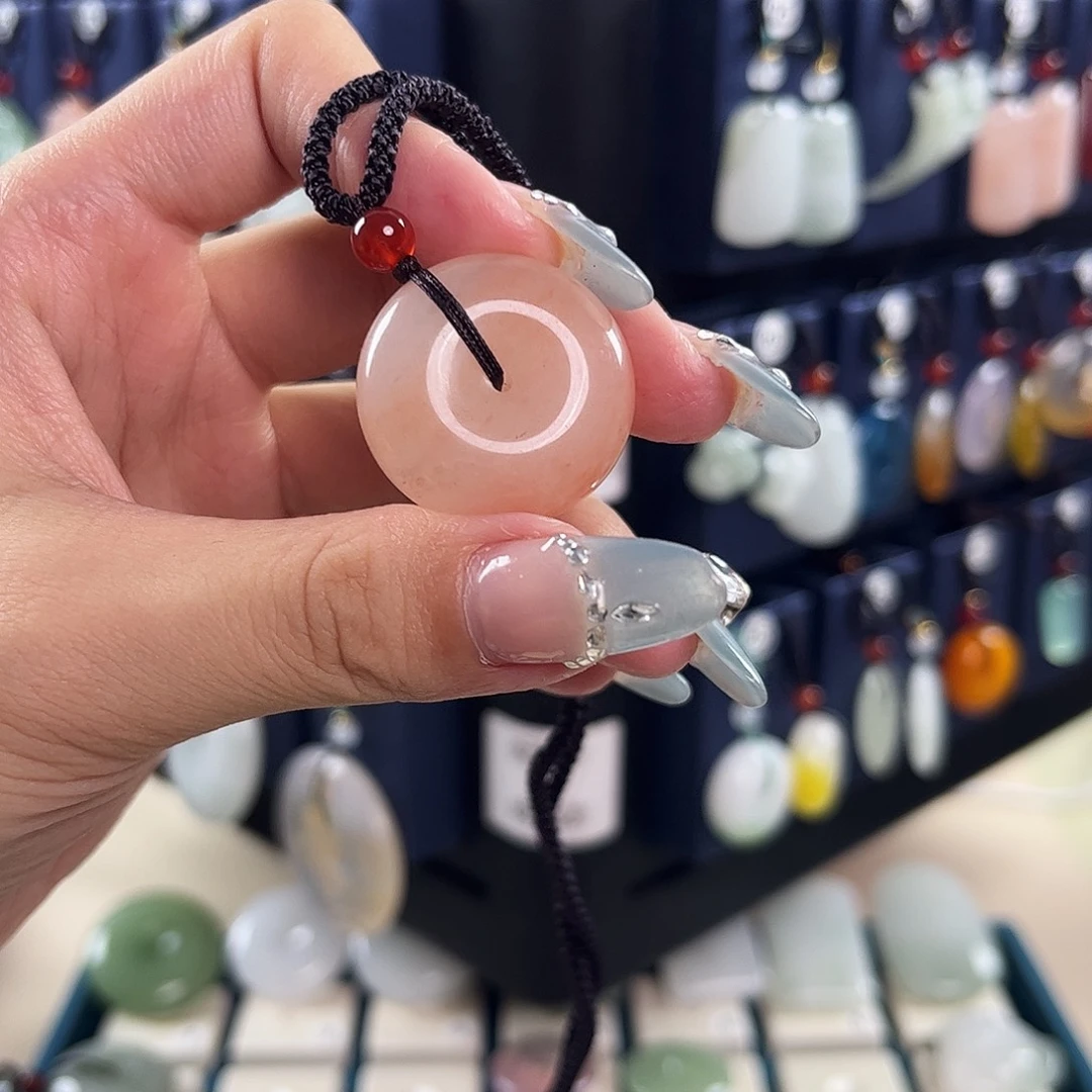 颈饰未镶嵌石英质玉