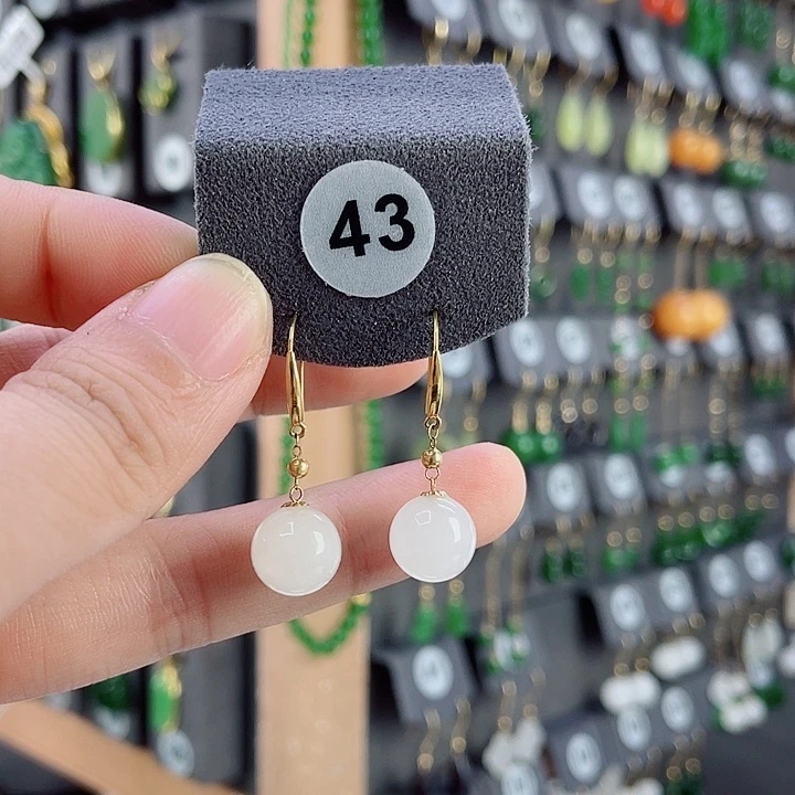 18K金镶嵌和田玉耳饰