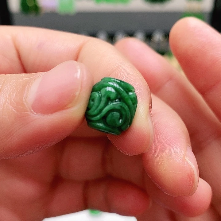 翡翠未镶嵌颈饰挂件