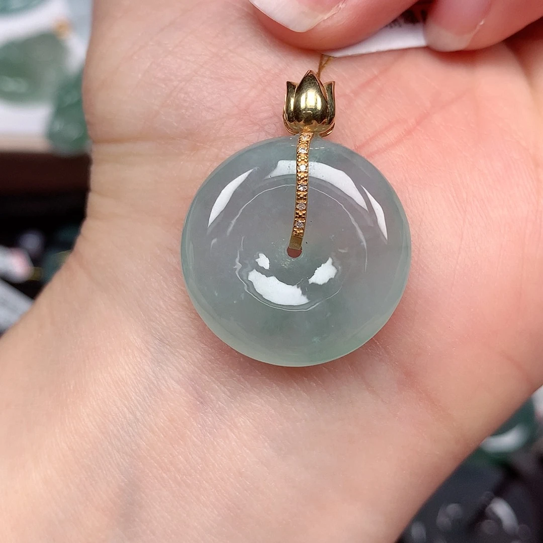 翡翠颈饰未镶嵌平安扣