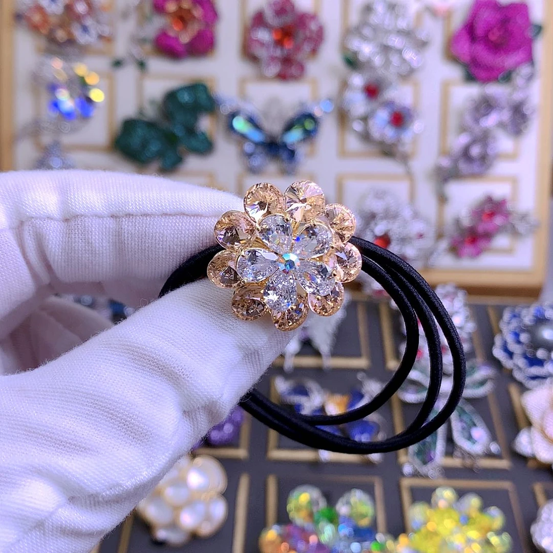 铜合金仿水晶胸针