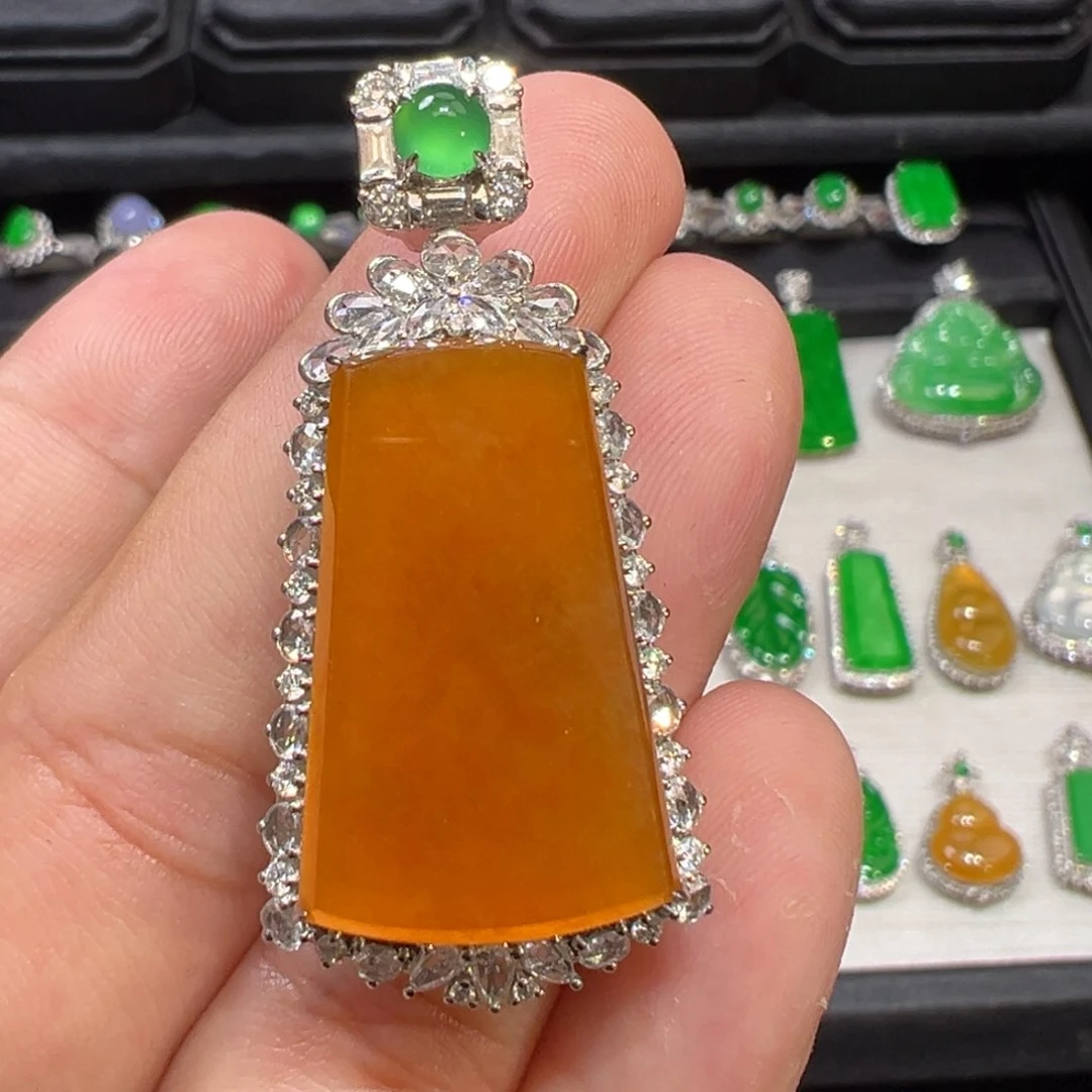 翡翠吊坠(不含链)18K金镶嵌伟****依