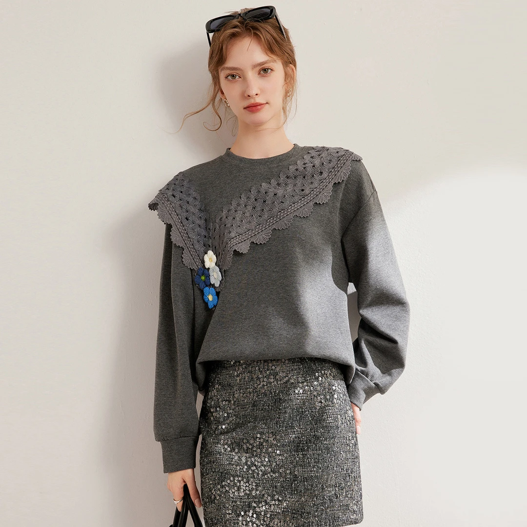 白鹿语春秋时尚圆领宽松长袖不对称花边毛线花朵装饰卫衣HY20172