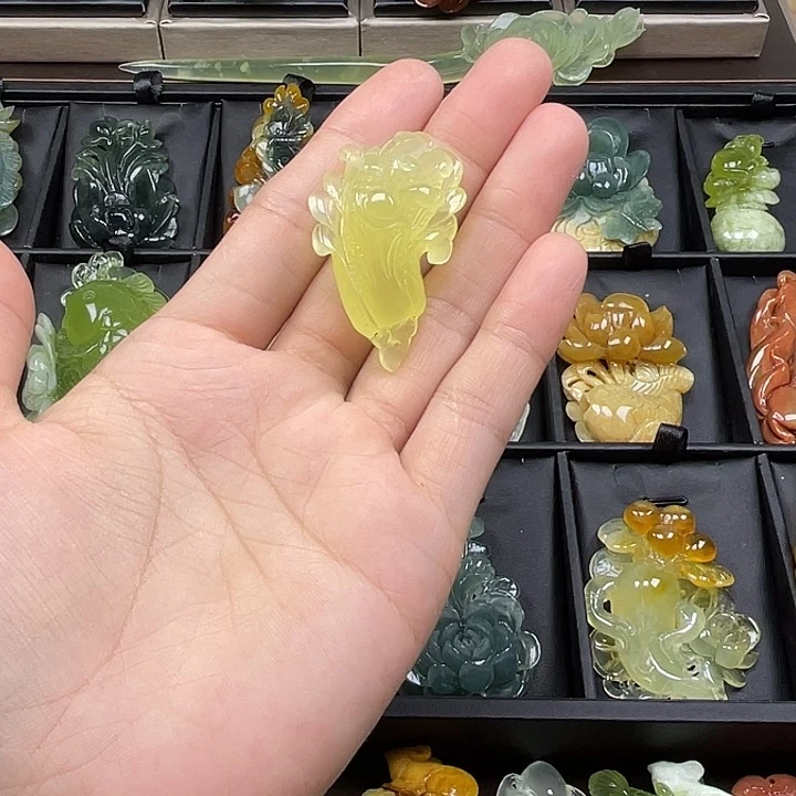 蛇纹石玉未镶嵌颈饰