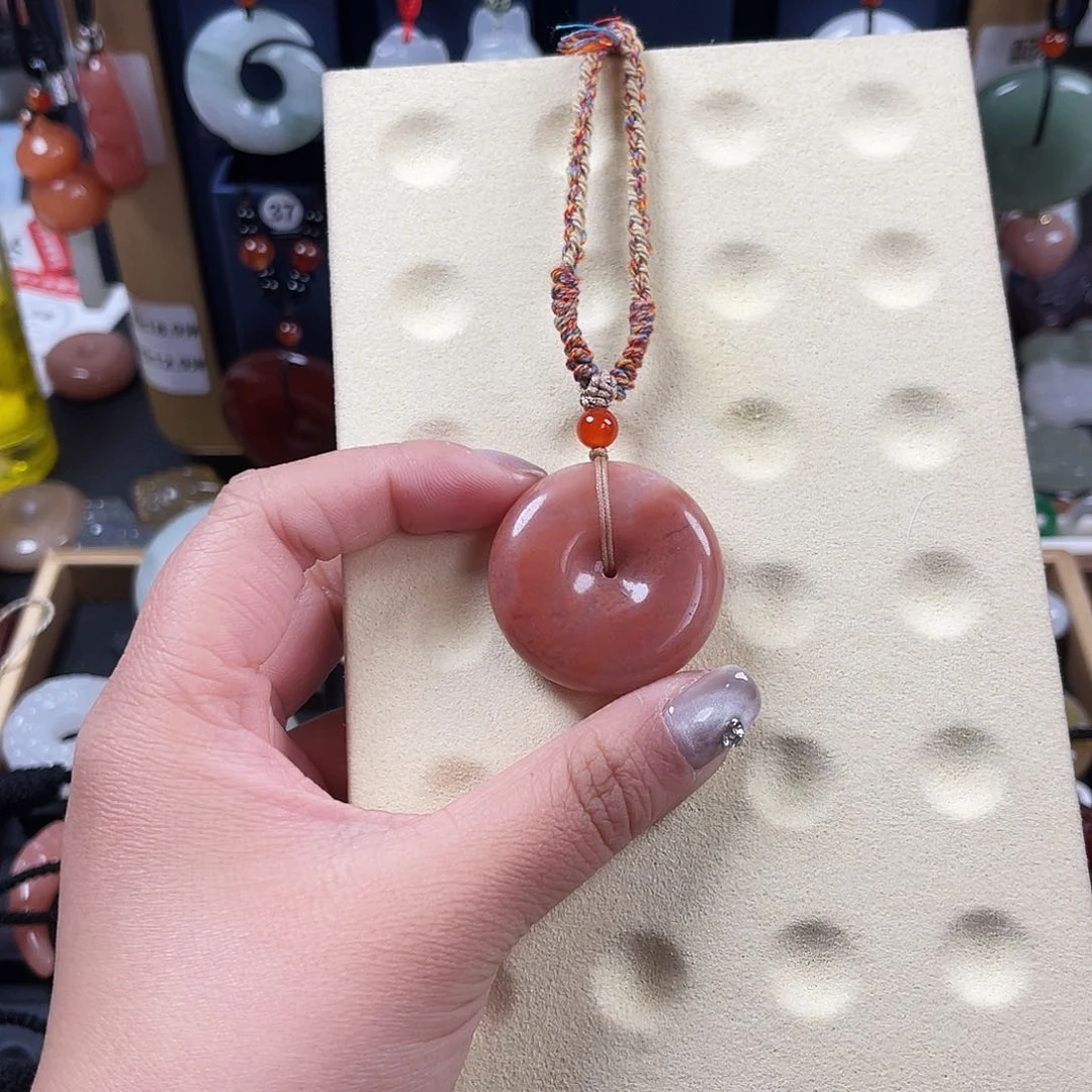 颈饰未镶嵌石英质玉桃****?