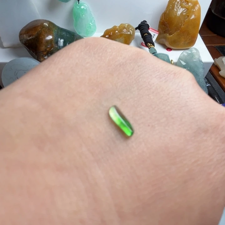 翡翠未镶嵌颈饰天然随形戒面