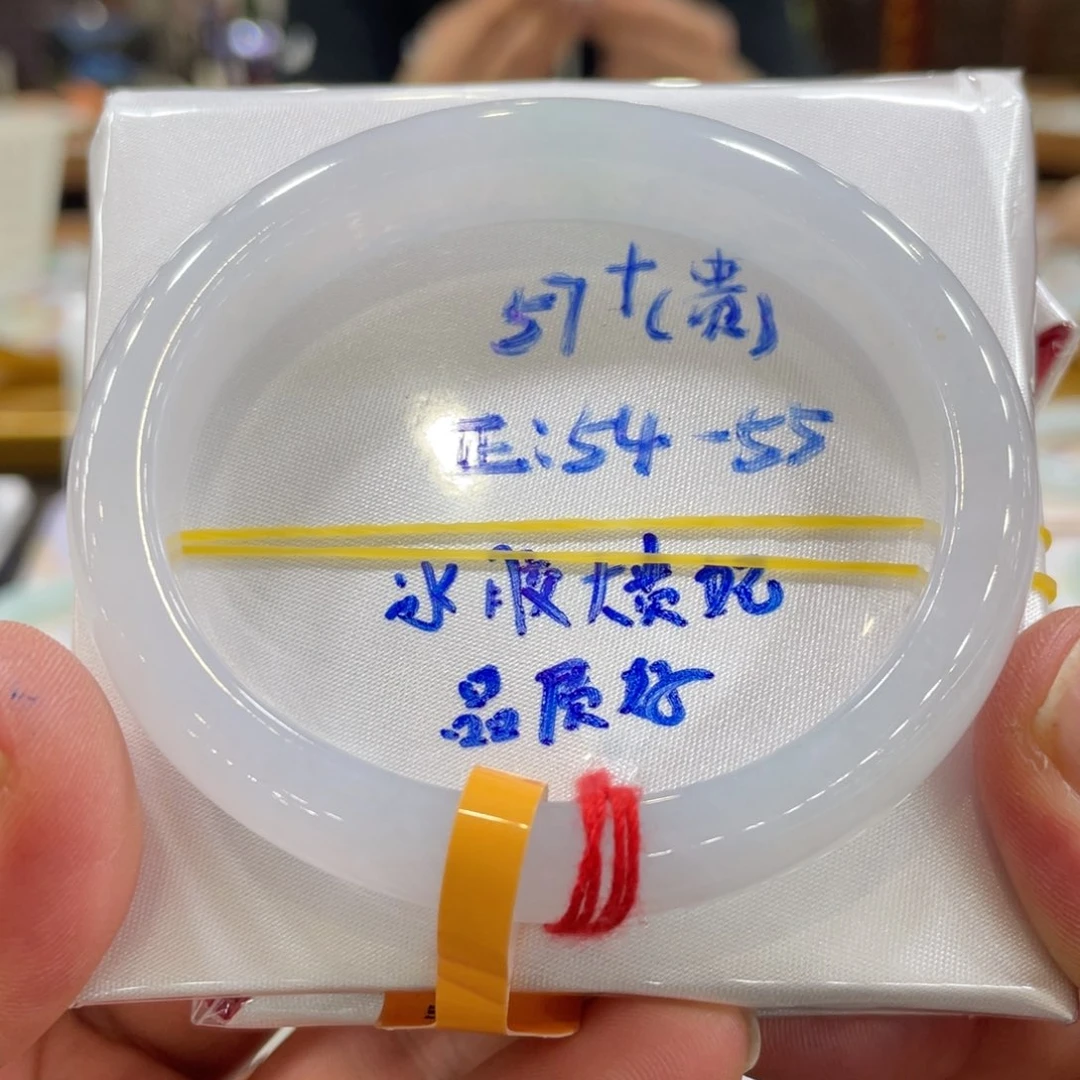 翡翠手镯未镶嵌翡翠