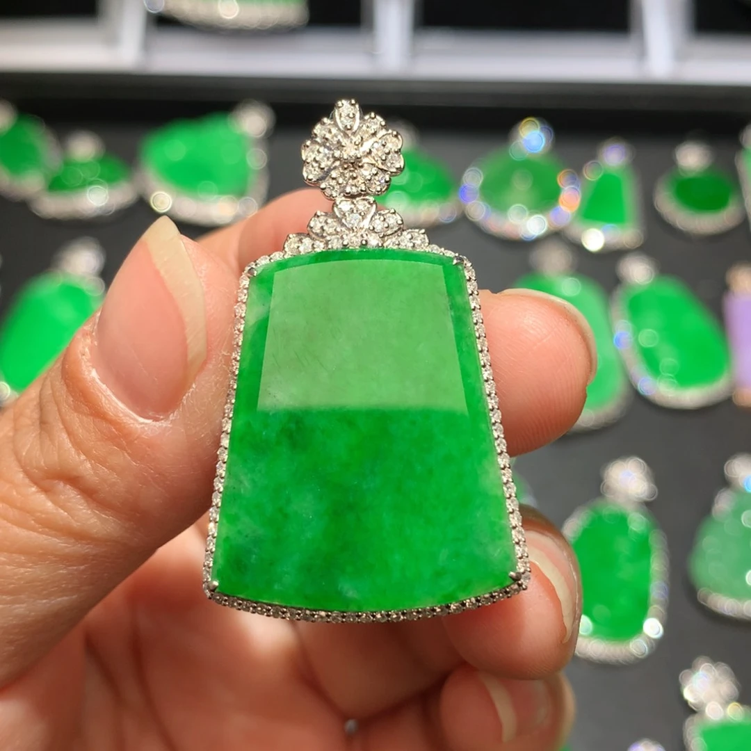 翡翠颈饰18K金镶嵌大**姐翡翠