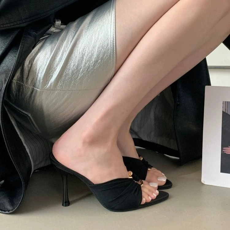 法式黑色细跟高跟鞋2025春夏新款褶皱金属扣尖头露趾凉拖性感女鞋