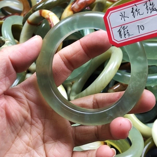 蛇纹石玉手镯未镶嵌?**璃