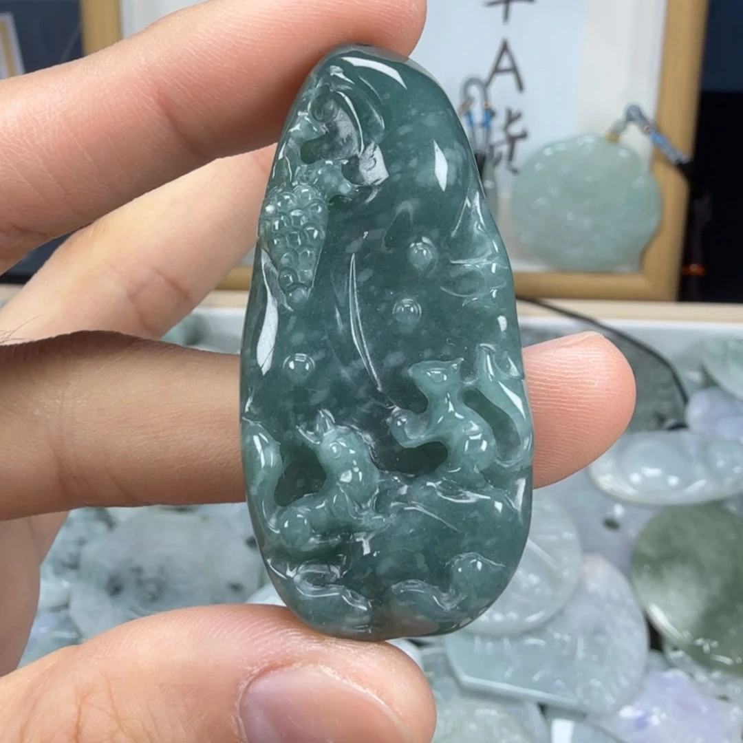 翡翠挂件未镶嵌翡翠