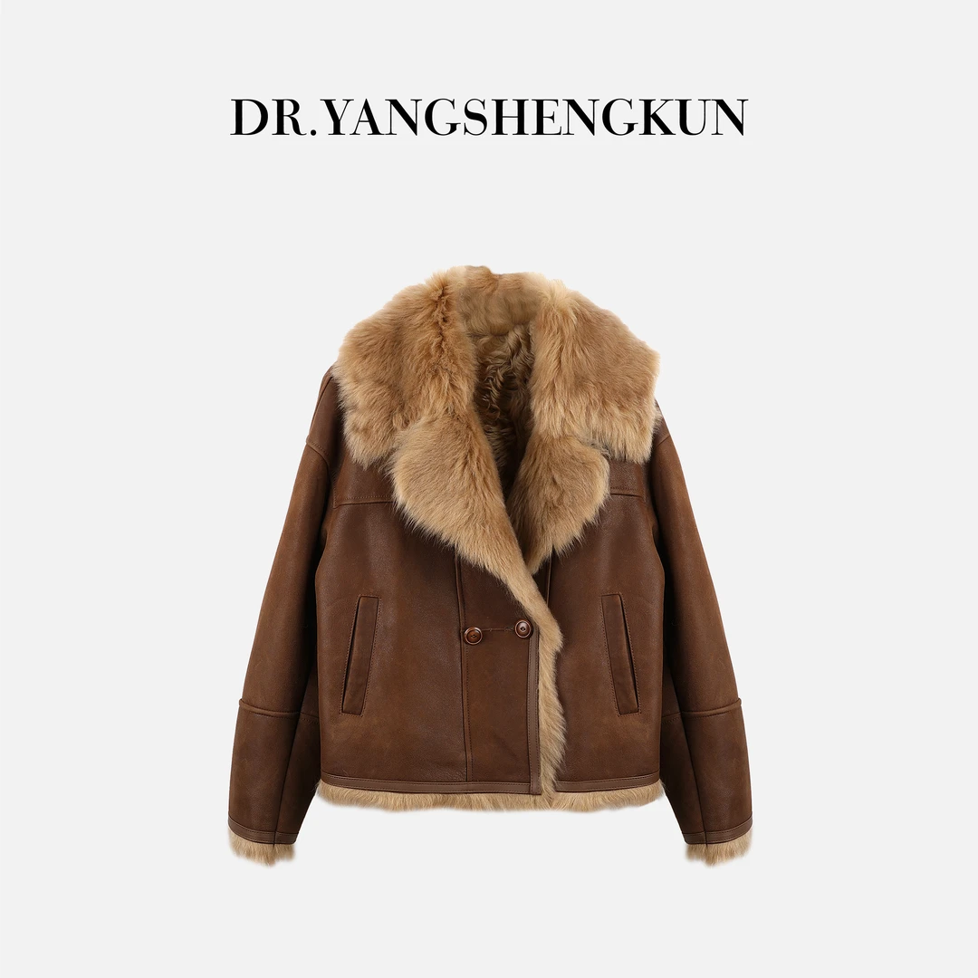 杨圣坤2025秋冬新品大翻领双排扣保暖羊皮毛一体外套女TR25814120