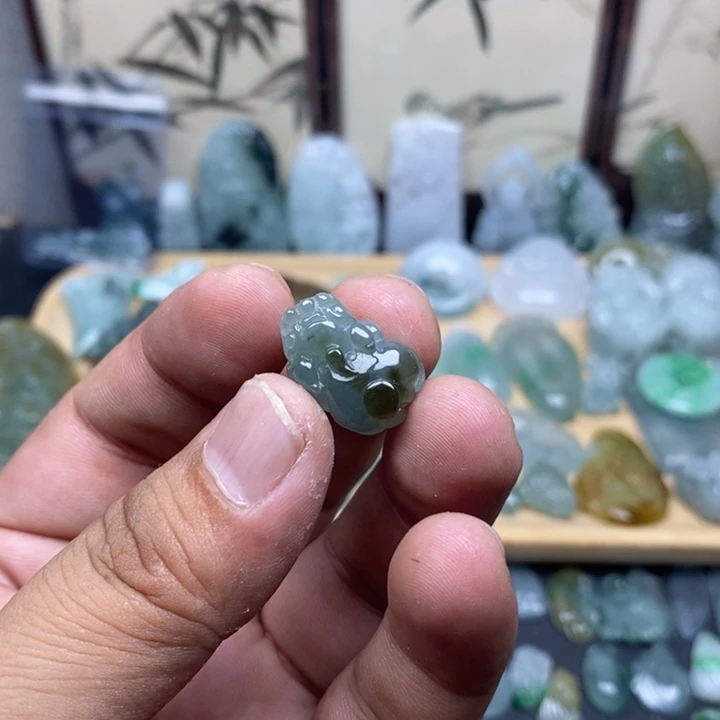 多***诺翡翠未镶嵌颈饰貔貅