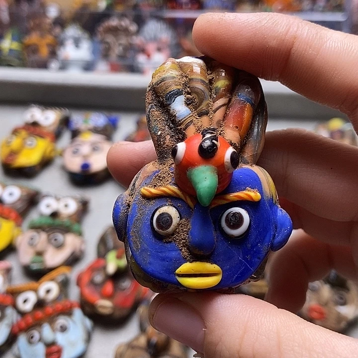 颈饰琉璃孔雀娃一个