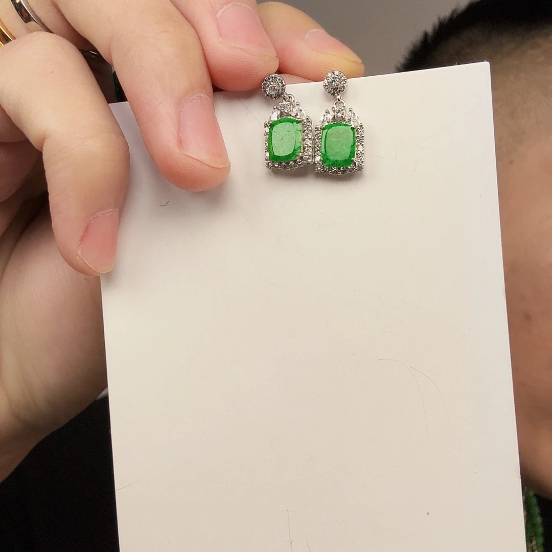 翡翠未镶嵌颈饰一对