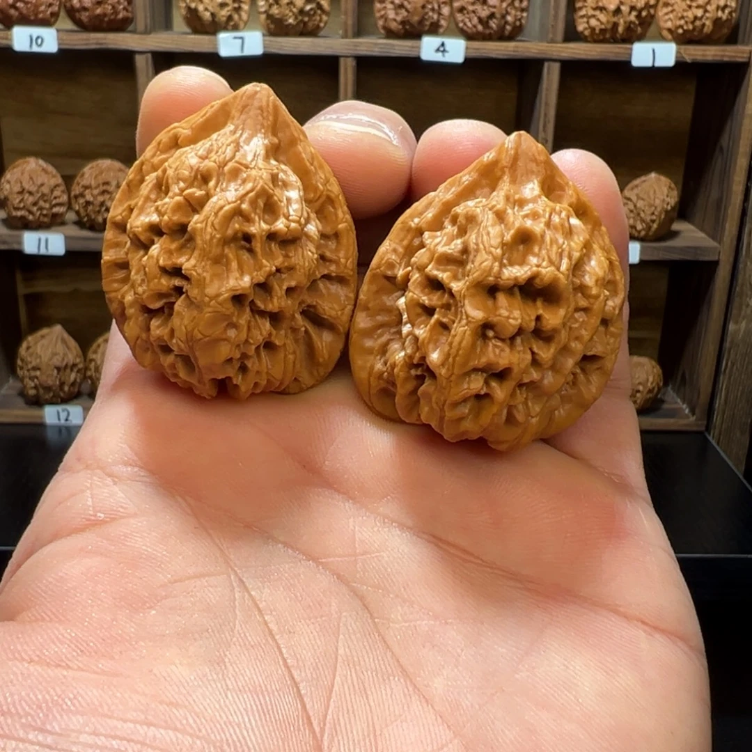 文玩核桃吊坠血龙鸡心