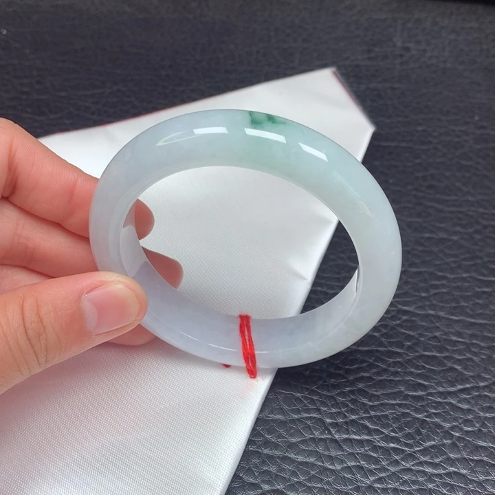 翡翠手镯未镶嵌。