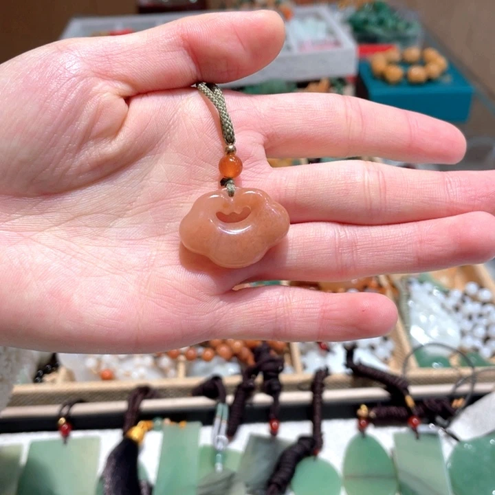 石英质玉未镶嵌颈饰