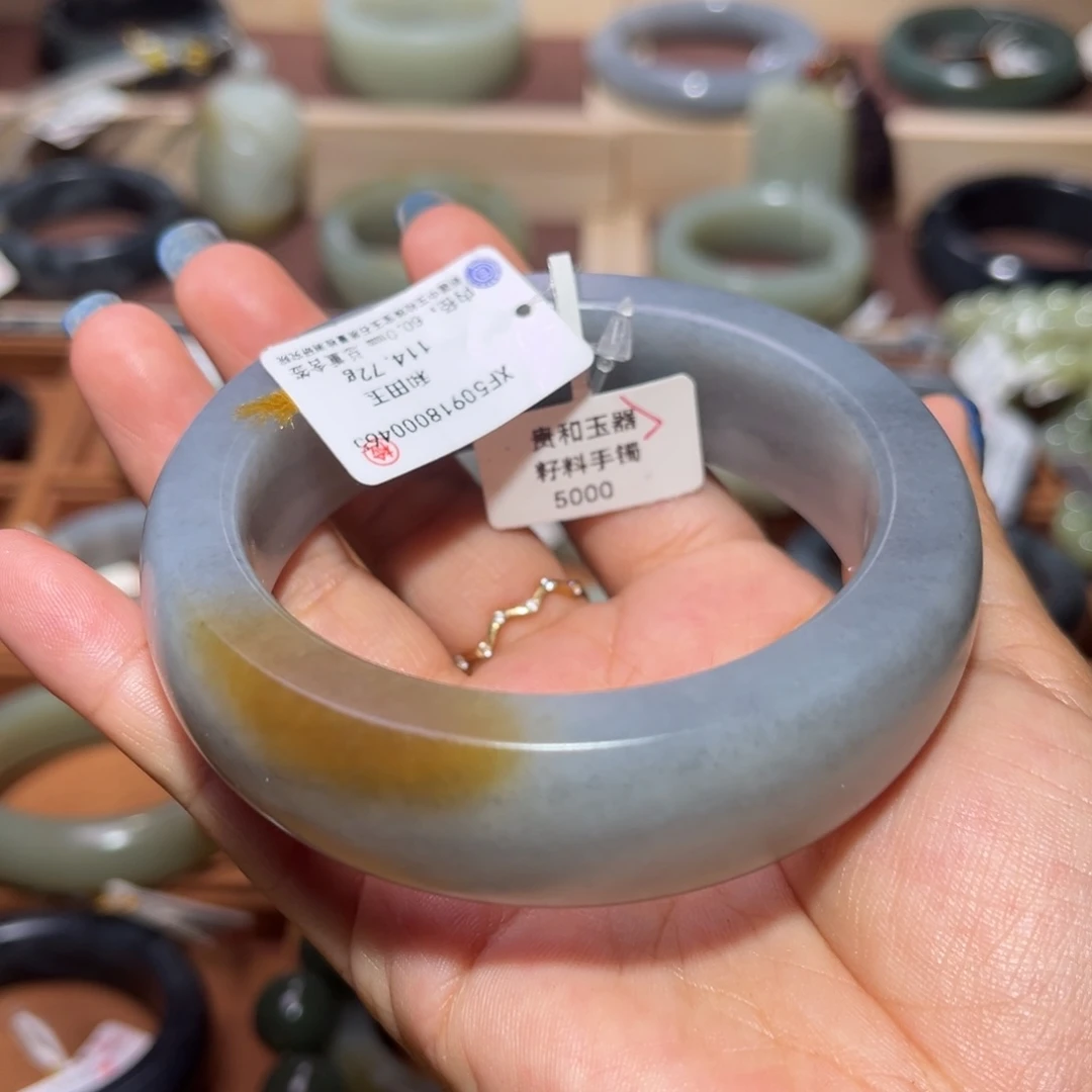 和田玉未镶嵌手镯