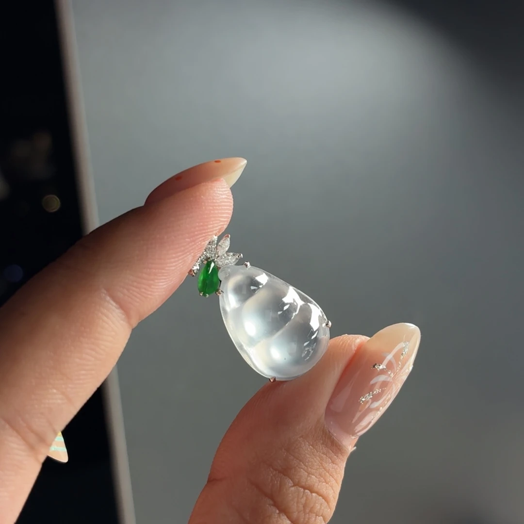 翡翠18K金镶嵌颈饰豆子