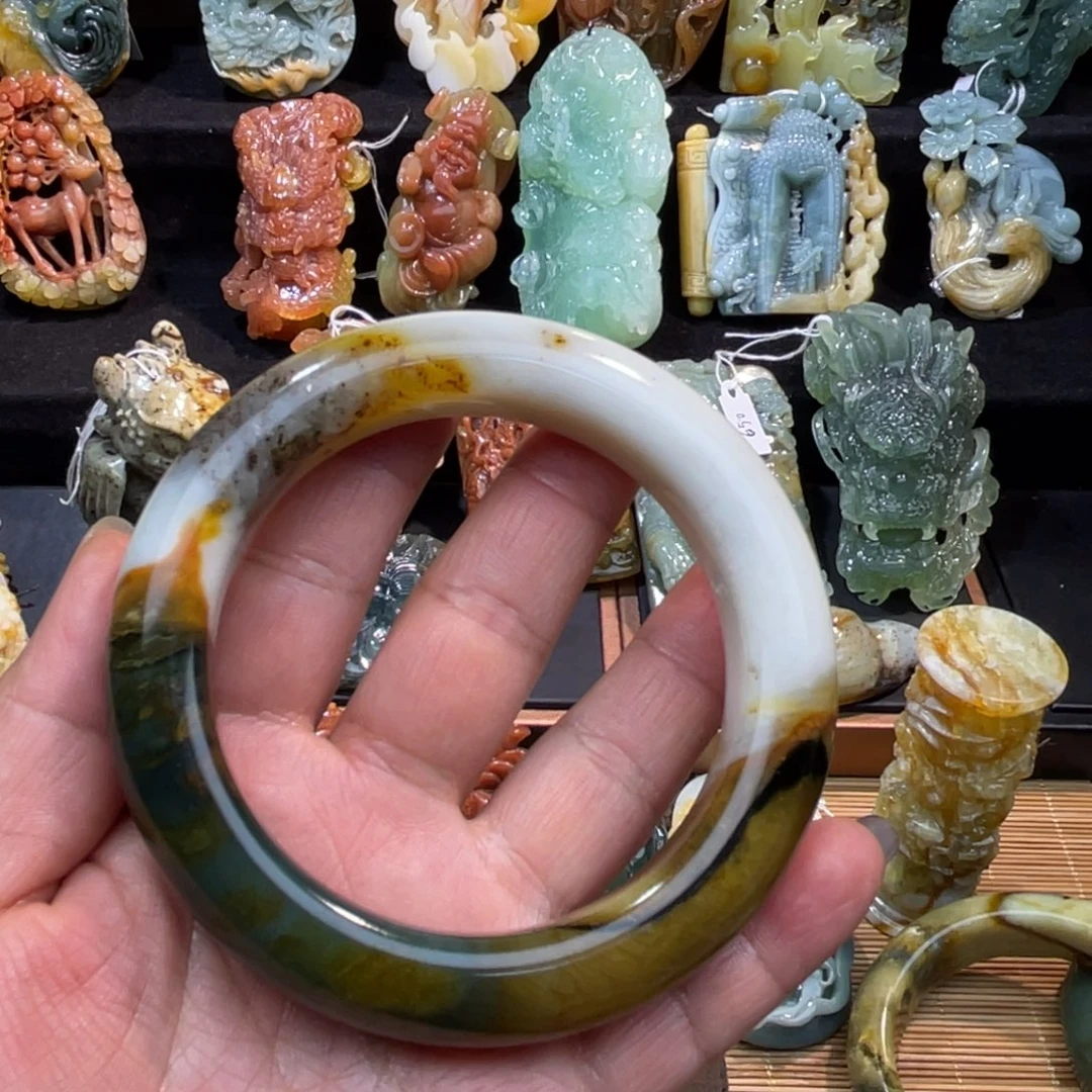 ****儿蛇纹石玉未镶嵌颈饰