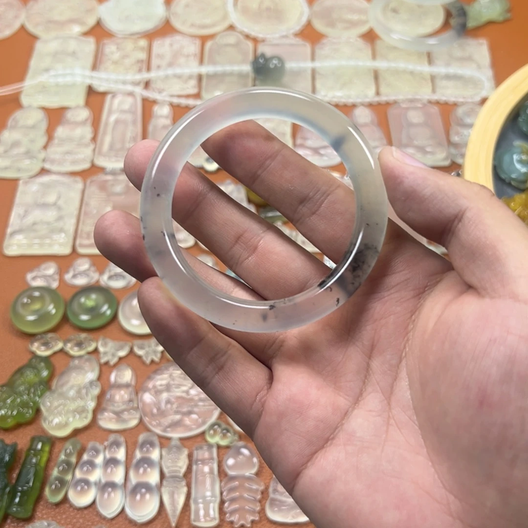 蛇纹石玉未镶嵌颈饰56.8