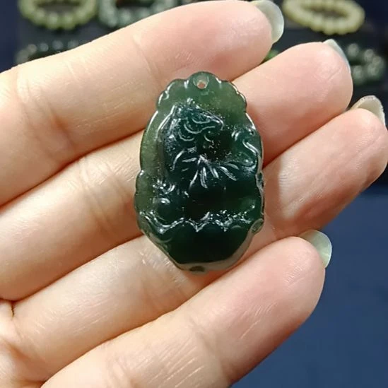 翡翠未镶嵌颈饰虎