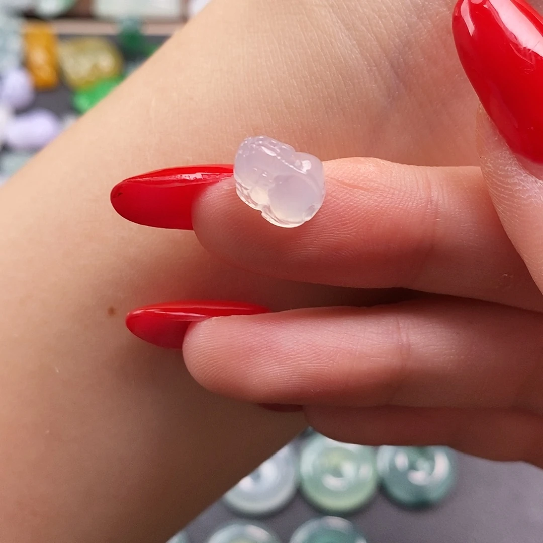 翡翠未镶嵌颈饰貔貅