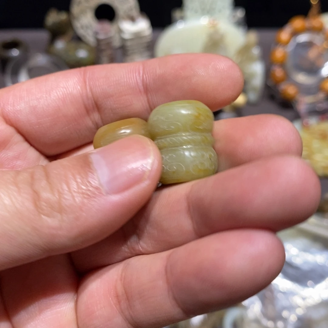 光***月和田玉（糖玉）未镶嵌颈饰