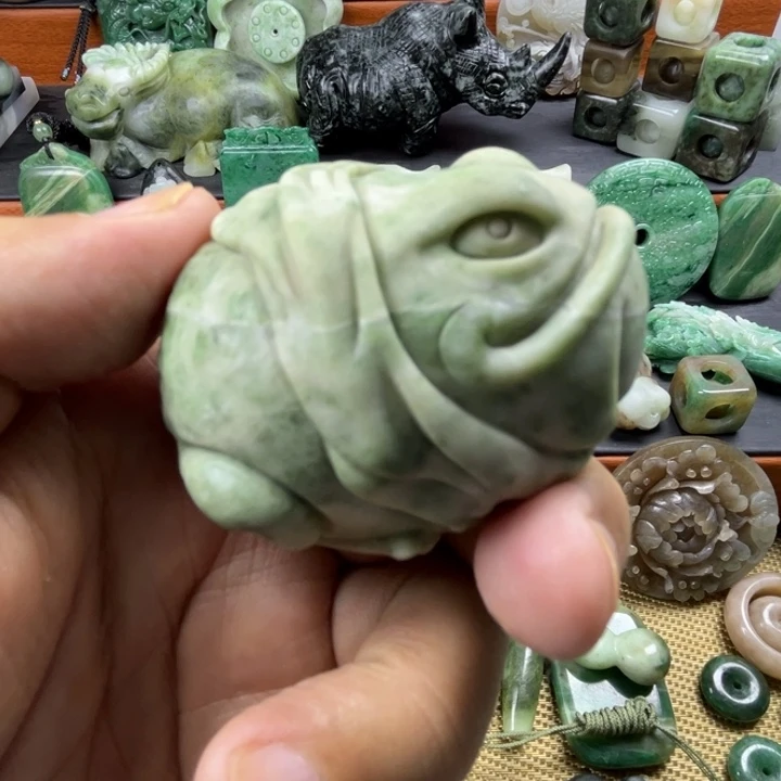 独山玉未镶嵌珠宝半成品有瑕疵