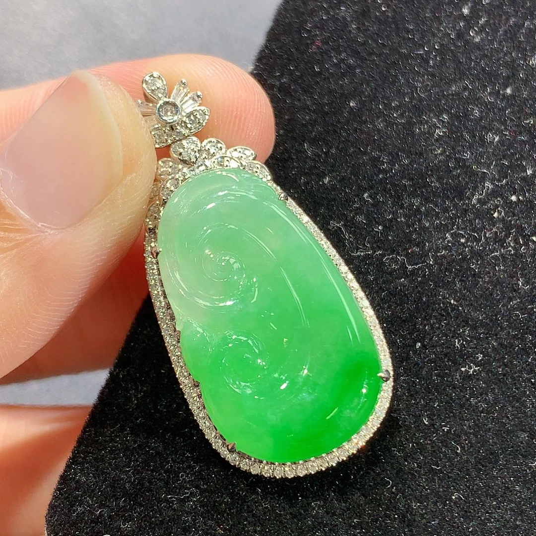 翡翠18K金镶嵌颈饰