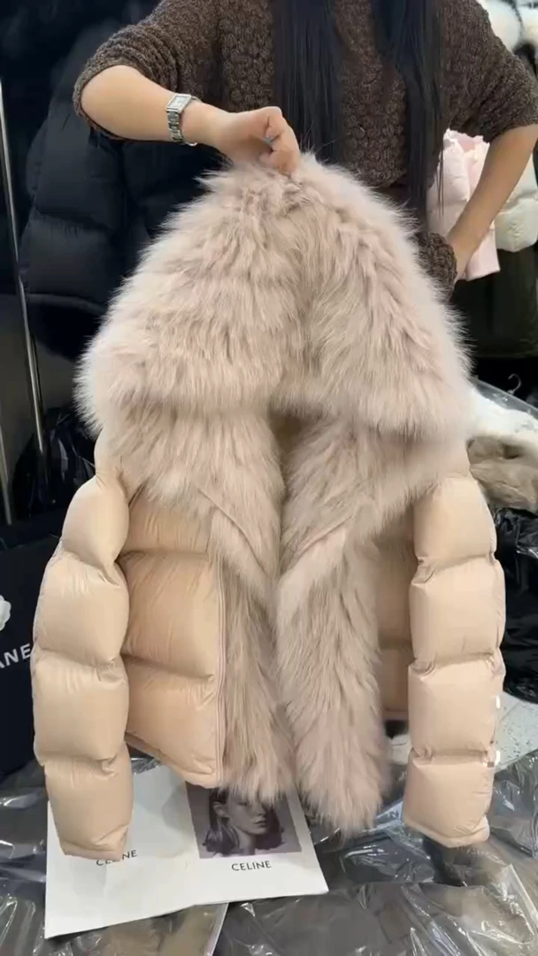 韩版设计感毛毛连帽羽绒服女2025冬季高端欧货大大毛领加厚短外套