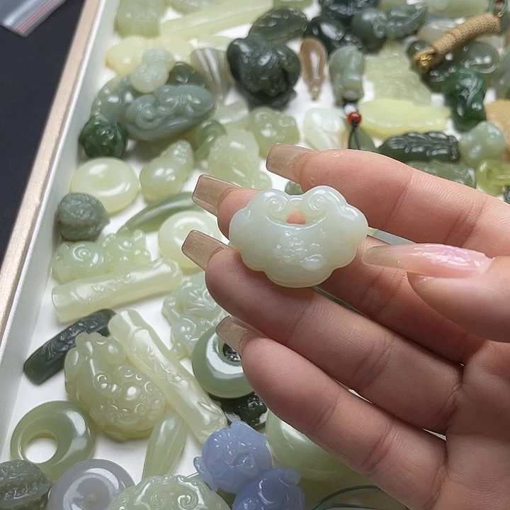 雨****颈饰未镶嵌和田玉