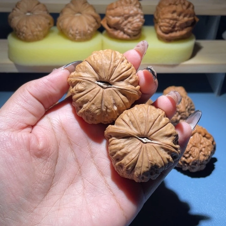 文玩核桃南瓜墩荷叶底