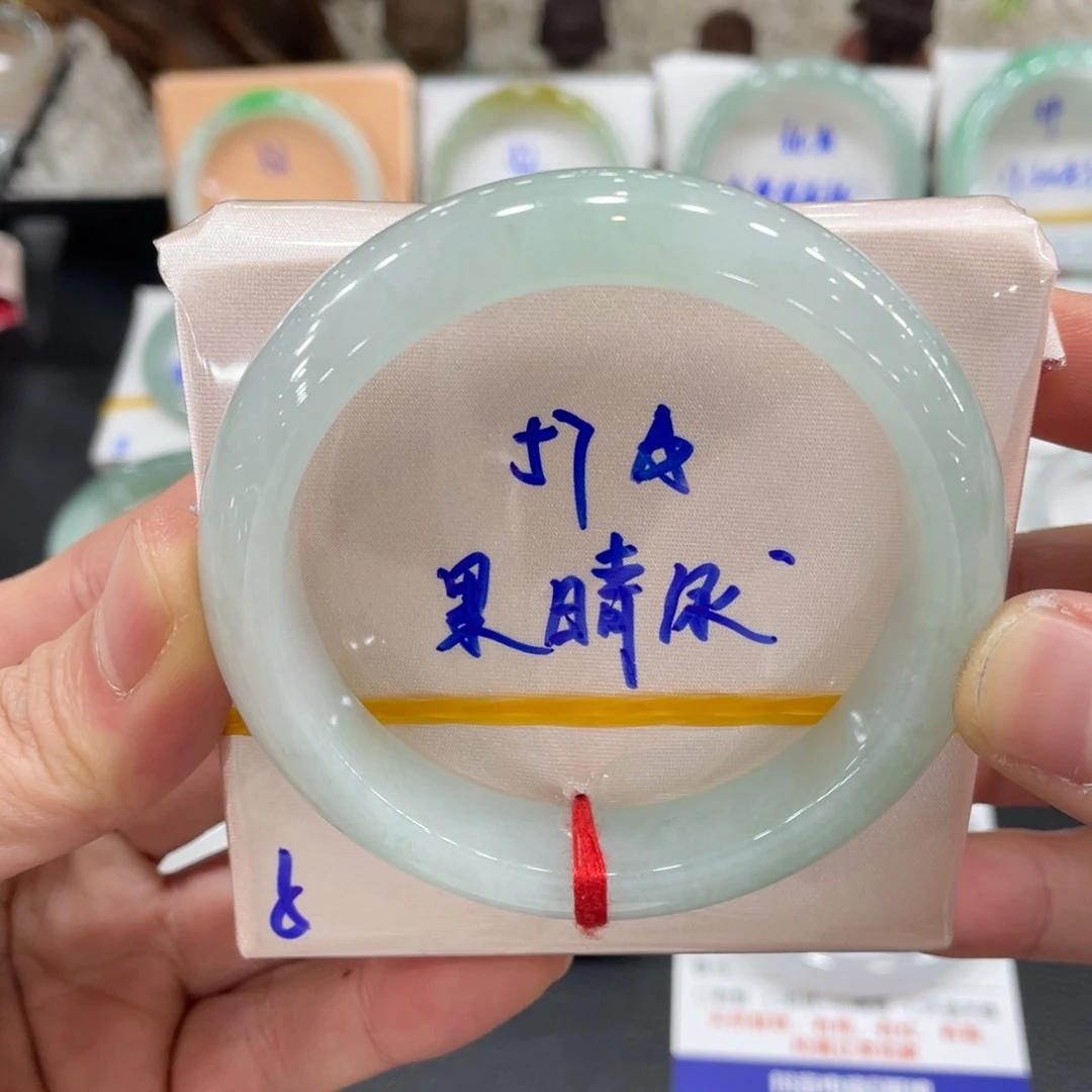 翡翠手镯未镶嵌翡翠
