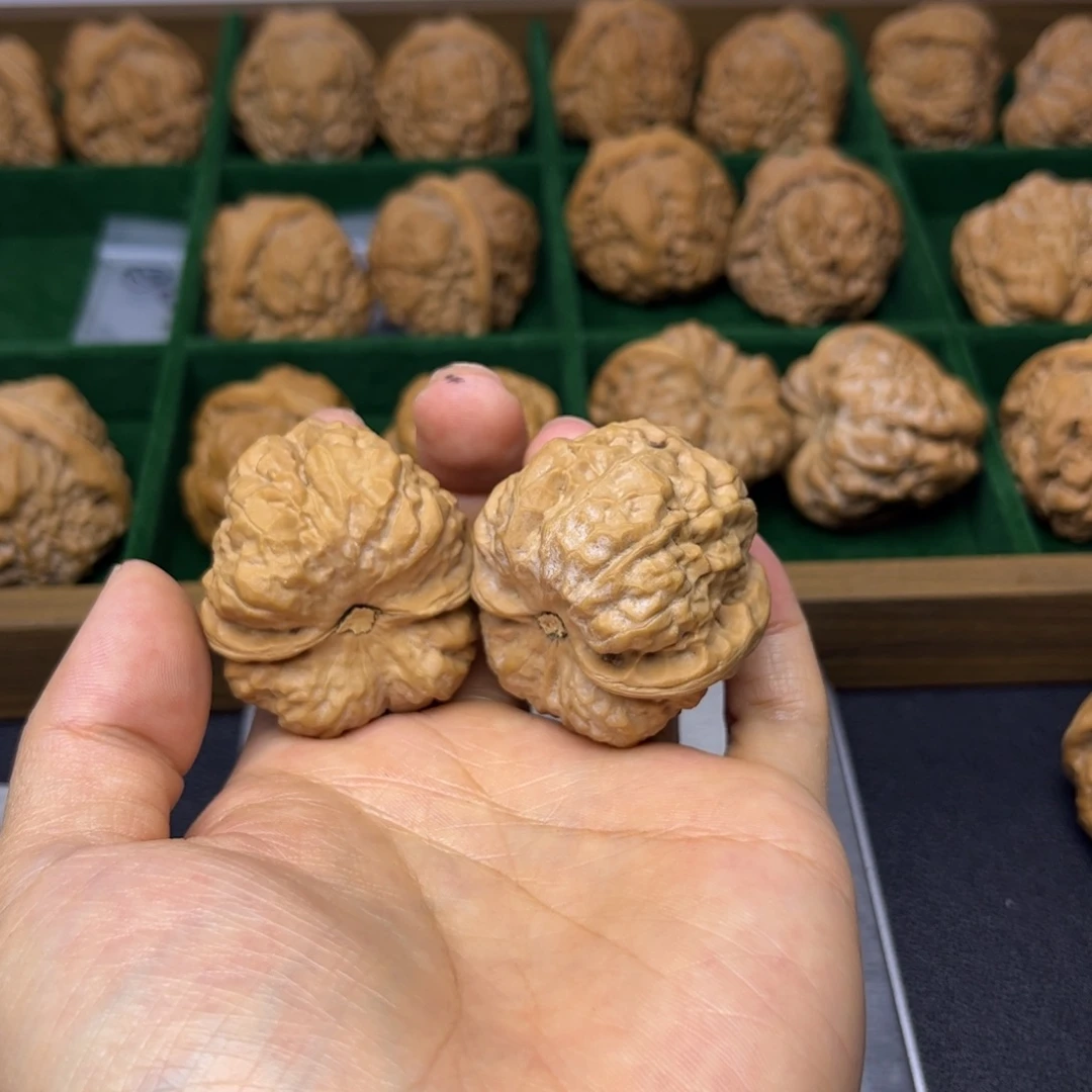 嘞***呦吊坠文玩核桃38开背