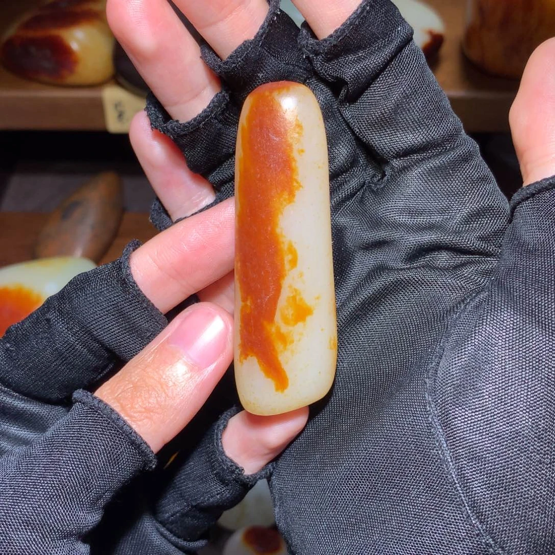 嗨***杨和田玉未镶嵌颈饰