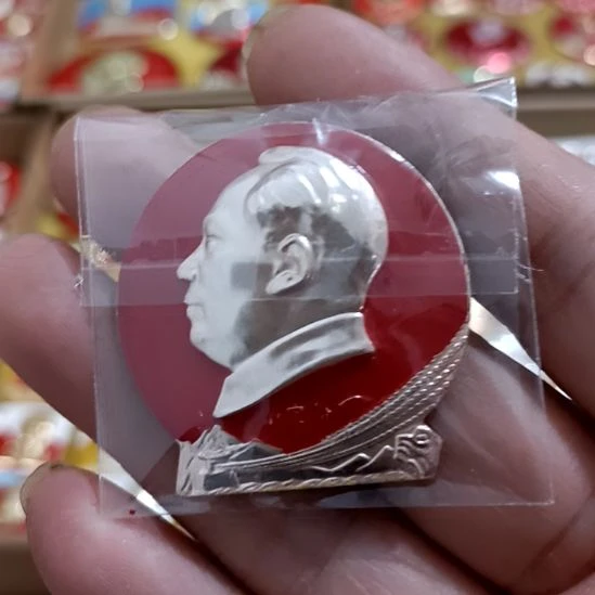 铝张*友圆形红色文字像章