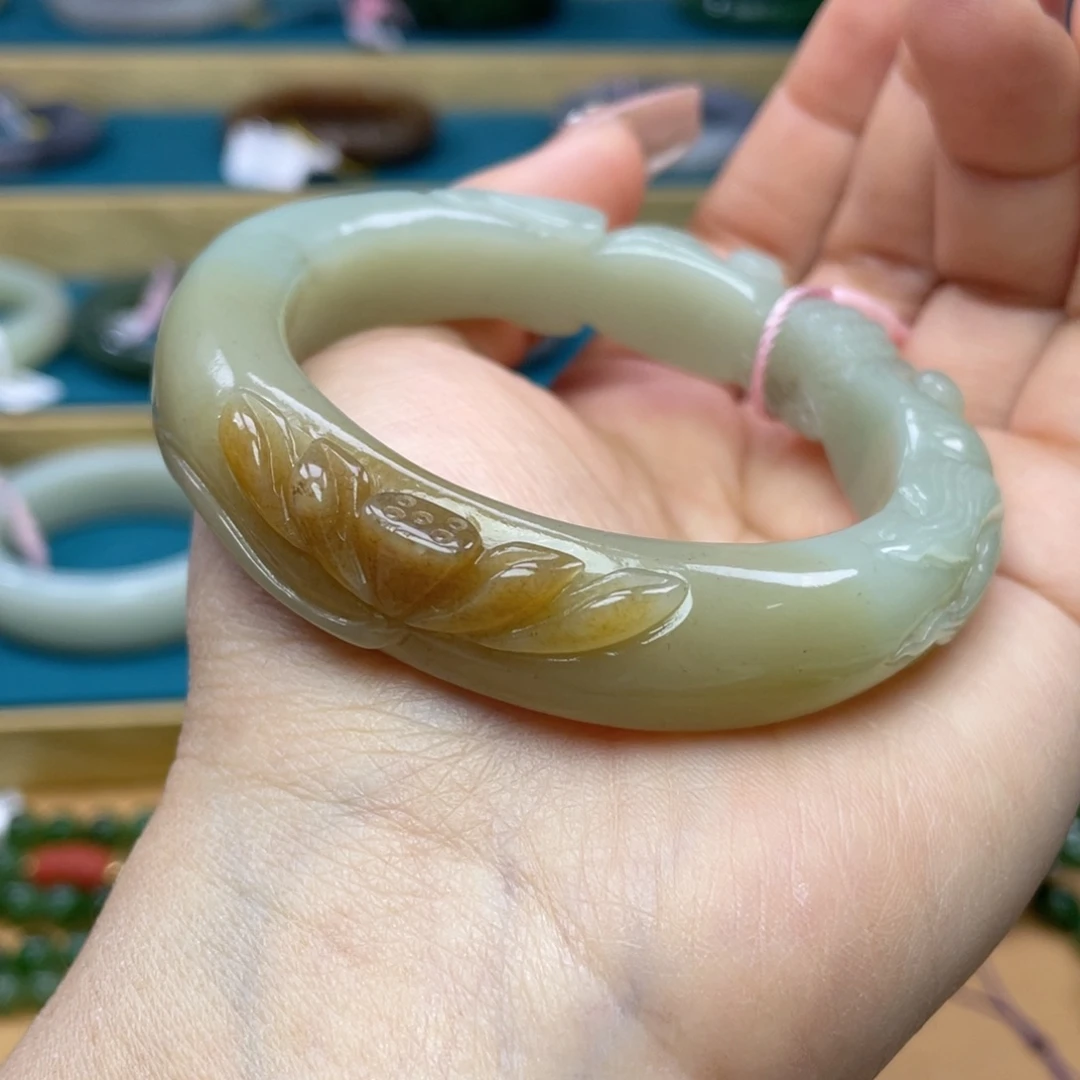 和田玉手镯55圈口。编号6未镶嵌