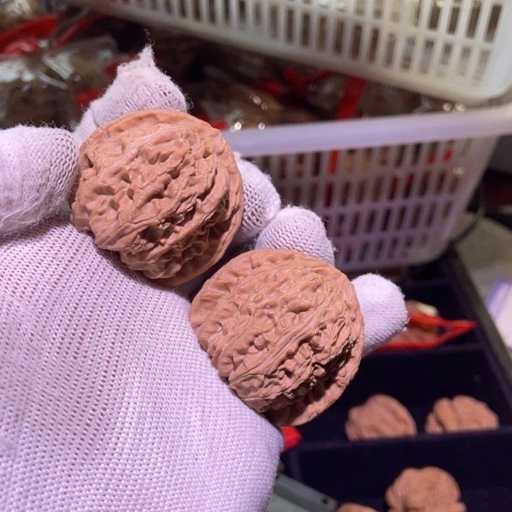 文玩核桃把件三角白150