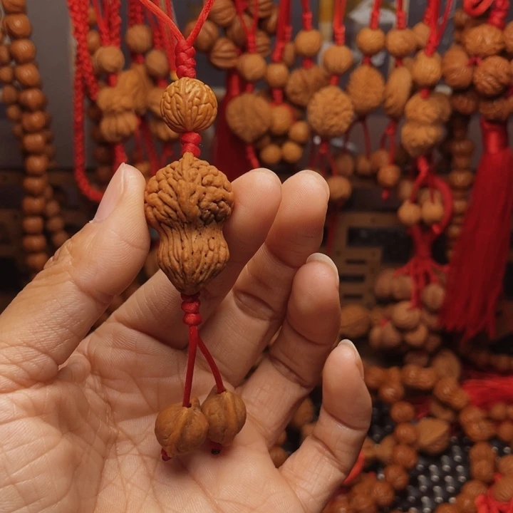 木质类龙纹桃枭挂件