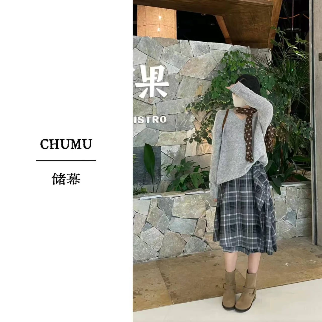 CHUMU/储慕简约V领灰色保暖外穿长袖毛衣+不规则格子半裙+丝巾
