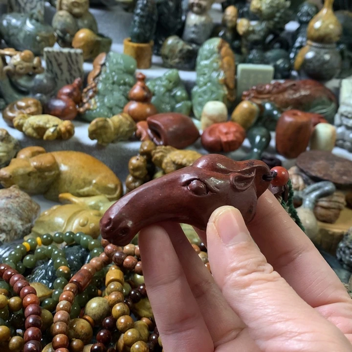 未镶嵌岫岩河磨玉（透闪石质玉）把件