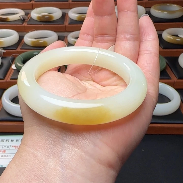 和田玉未镶嵌手镯