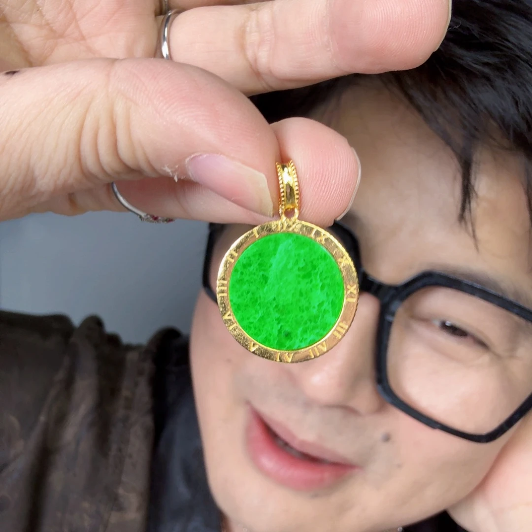 翡翠未镶嵌颈饰一件