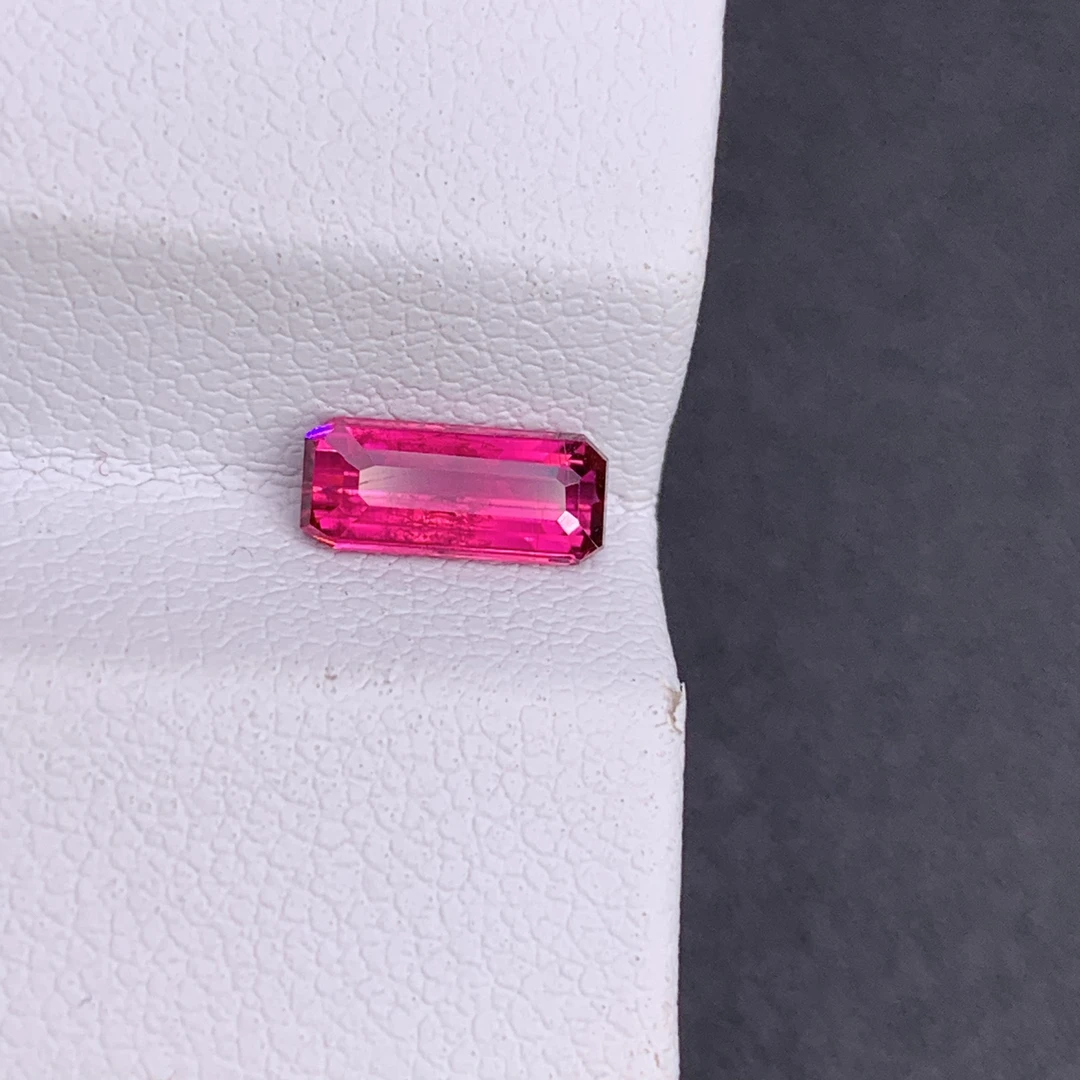 天然卢比来碧玺0.85克拉尺寸3.9*8.8*3编号1414