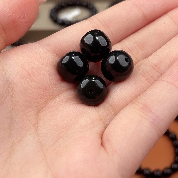 瓶***子和田玉未镶嵌颈饰