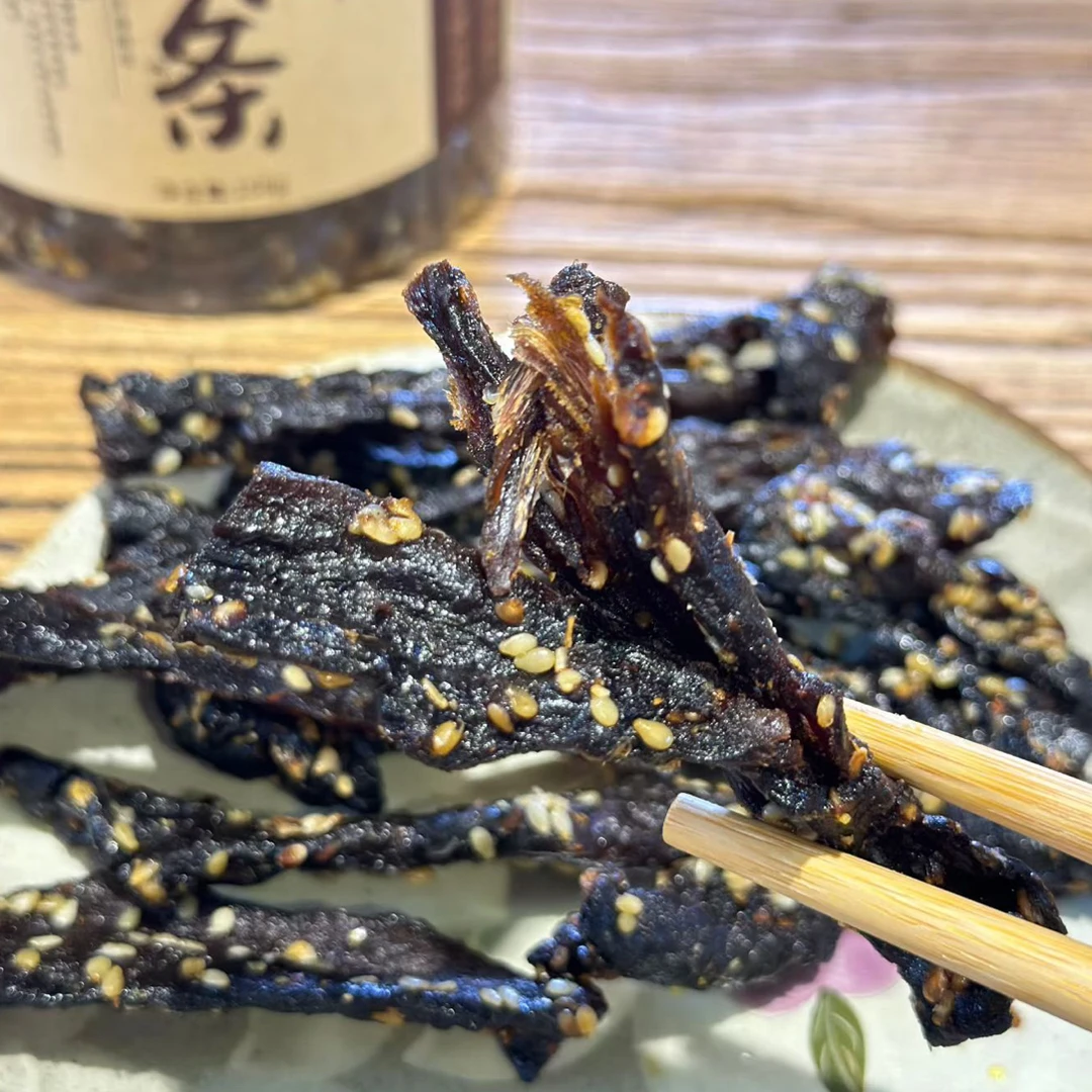 牛六牌生烤牛肉干是一款由牛腿肉精选制作而成的肉类零食产品